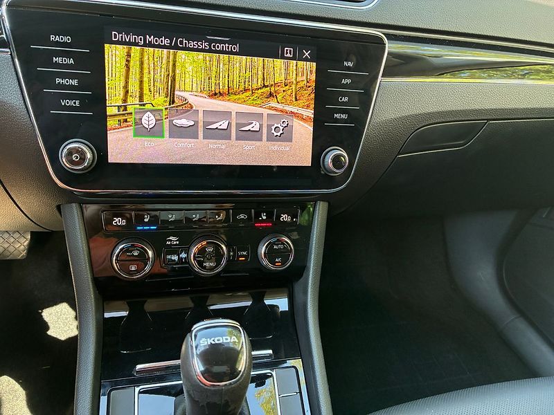 Škoda Superb 2.0 TDi 110 kW L&K DSG ČR DPH - fotka 30 z 37