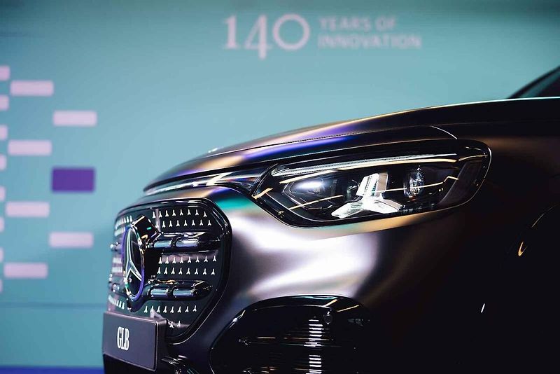 Mercedes-Benz letos odstartoval novou éru jako globální partner ženského tenisu (WTA). Své ambice v tomto sportu nyní potvrzuje i v České republice, kde v rámci ostravského turnaje představuje dvě klíčové novinky: novou generaci modelů GLB a GLC.
