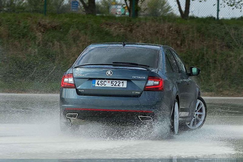Škoda Octavia Combi RS a Škoda Octavia Scout.