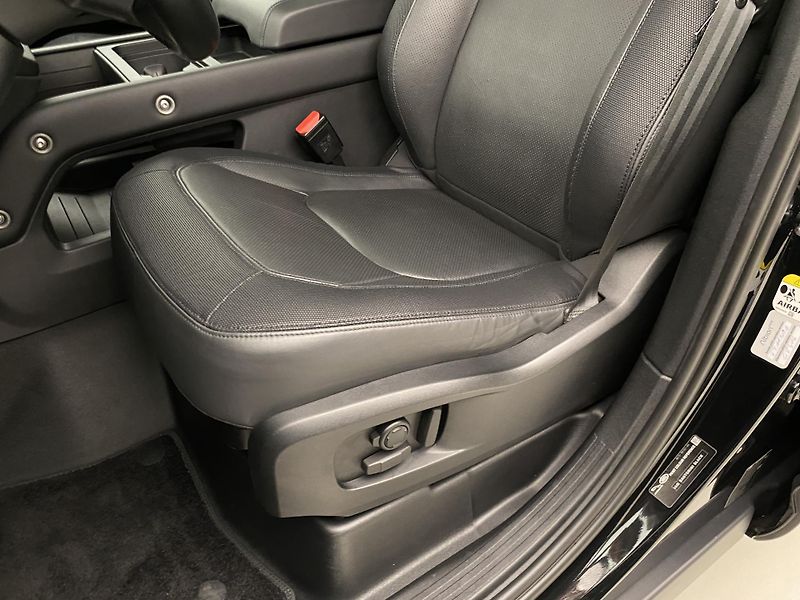 Land Rover Defender 110 P400 X-DYNAMIC REZERVACE - fotka 24 z 49