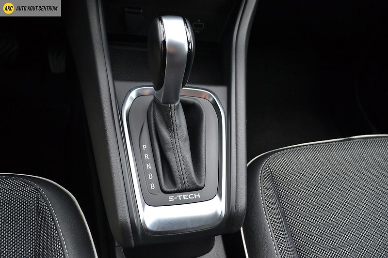 Renault Captur Intens E-TECH HYBRID 145 - fotka 22 z 45