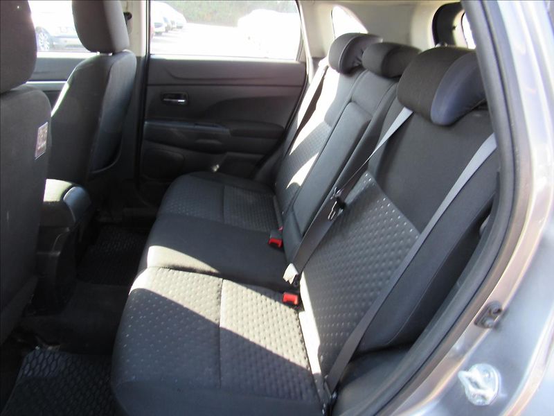 Mitsubishi ASX 1,8 Di-D 110kW 4x4 - fotka 10 z 27