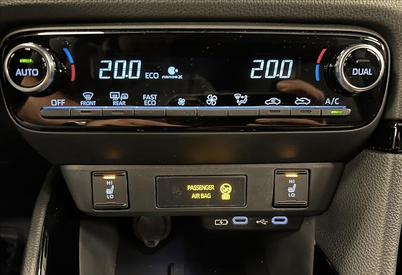 Toyota Yaris 1,5 Hybrid AT PREMIERE EDITION - fotka 6 z 17