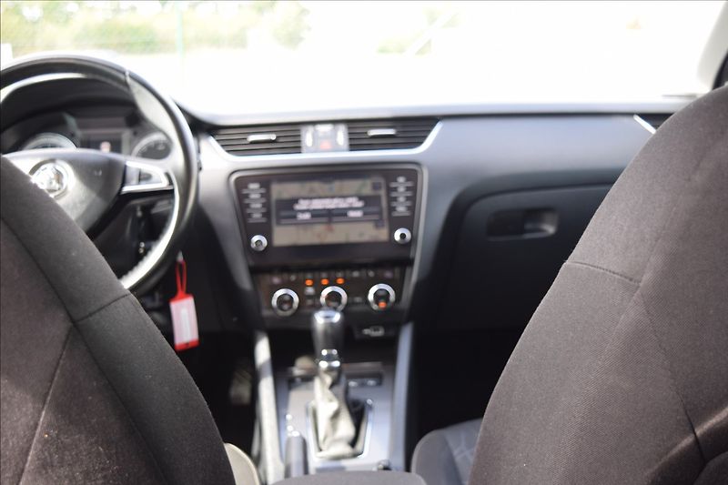 Škoda Octavia 2,0 TDI 110KW DSG NAVIGACE ALU - fotka 20 z 47