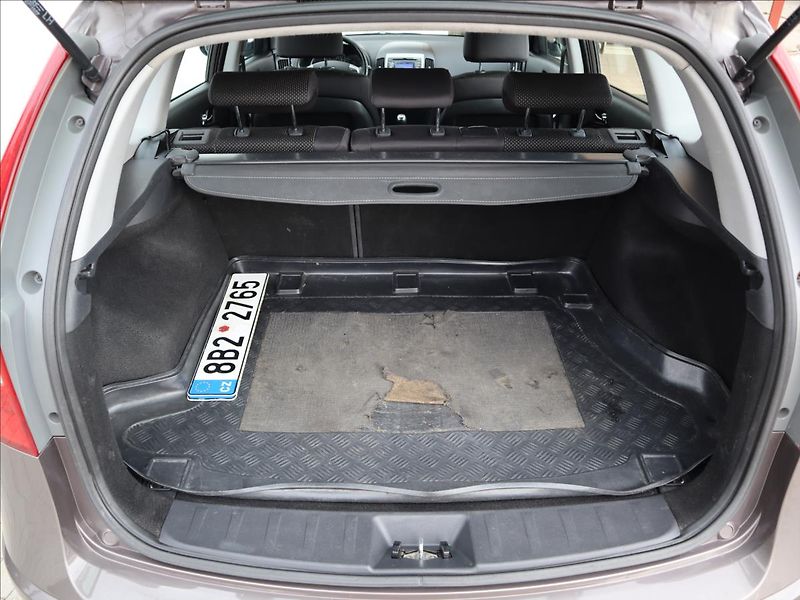Hyundai i30 1,6   i SW DigiKlima,Tempomat, - fotka 21 z 28