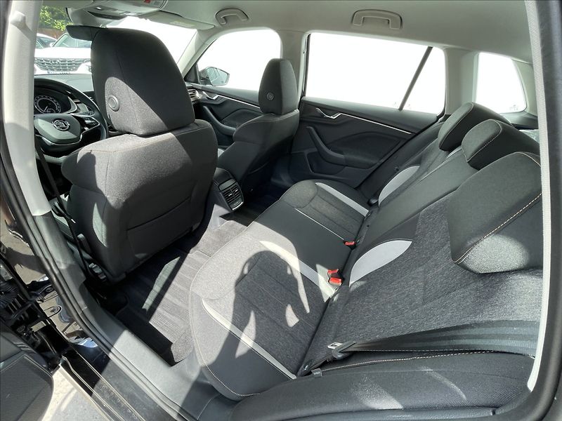 Škoda Kamiq 1,5 TSI DSG Style TAŽNÉ+ACC - fotka 17 z 23