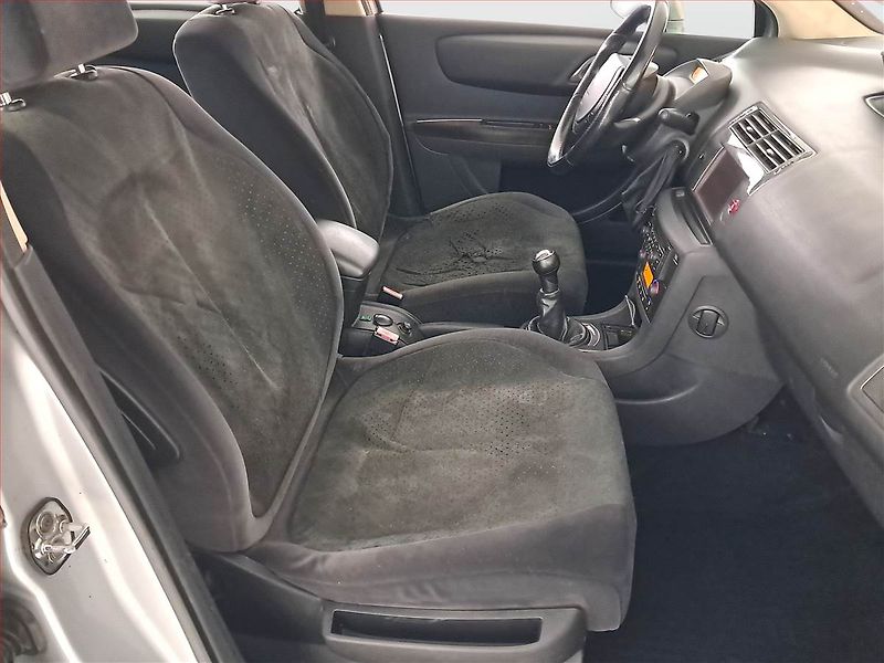 Citroën C4 (2005) Exclusive 1.6 HDi, nová STK - fotka 9 z 17
