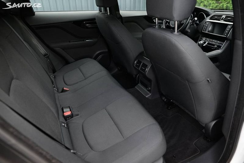 Jaguar F-Pace (2017) 2.0D  DPH - fotka 15 z 21