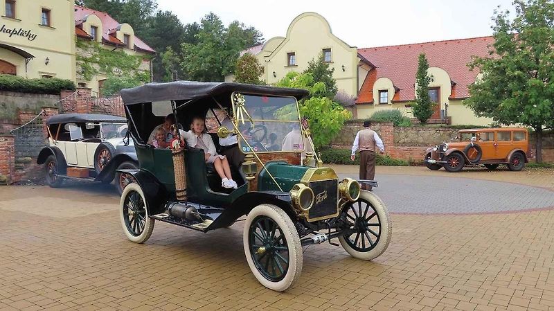 Pálavský Oldtimer přilákal na Břeclavsko desítky elegantnch veteránů.