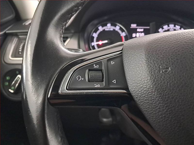 Škoda Rapid (2018) Spaceback 1.0 TSI, Xenony - fotka 16 z 18