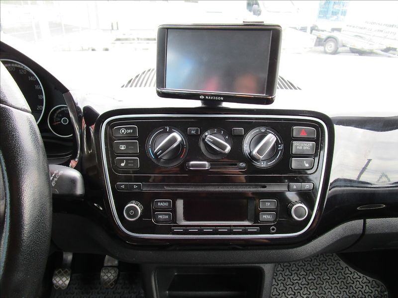 Volkswagen up! 1.0MPi 55kW Highline, Klima - fotka 9 z 36