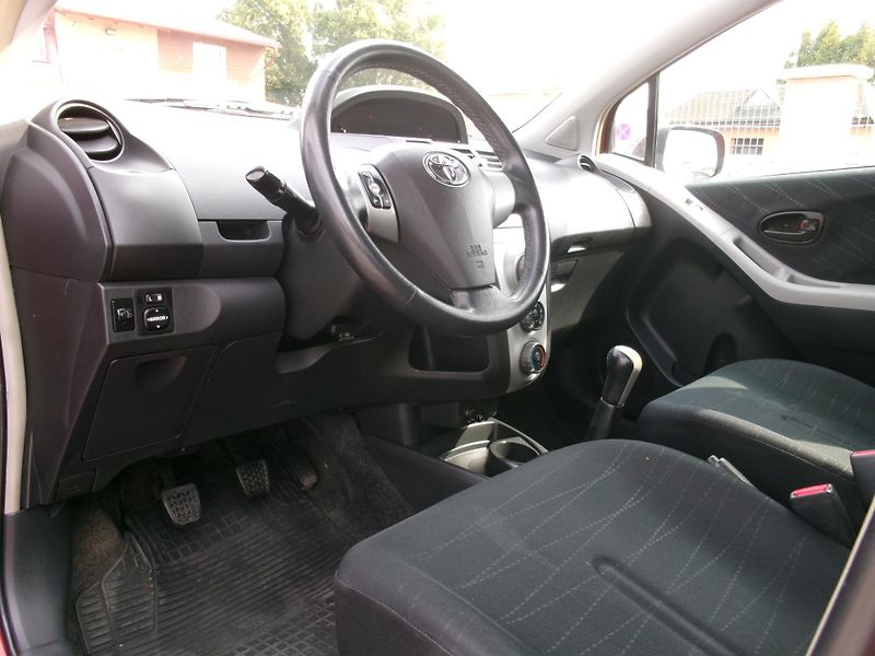 Toyota Yaris (2006) 1,0 VTT-i KLIMA - fotka 22 z 25