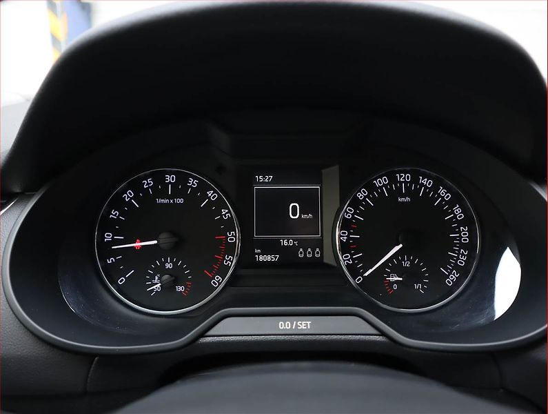 Škoda Octavia (2015) 2.0 TDI, Tempomat - fotka 11 z 18