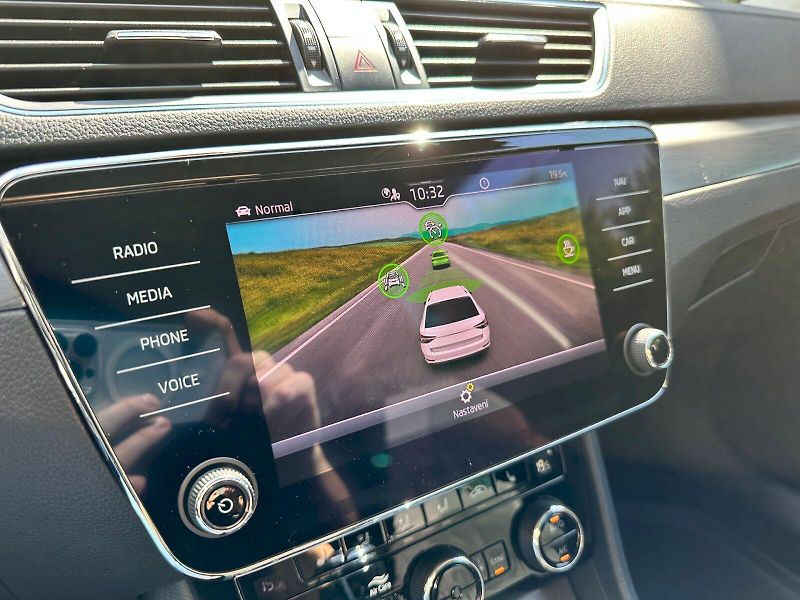 Škoda Superb (2021) 1.5 TSI 110kW ACT Style Combi - fotka 20 z 26