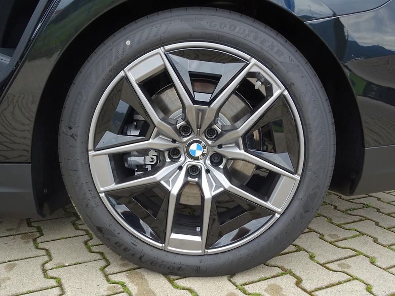 BMW i5 xDrive 40 - fotka 7 z 7