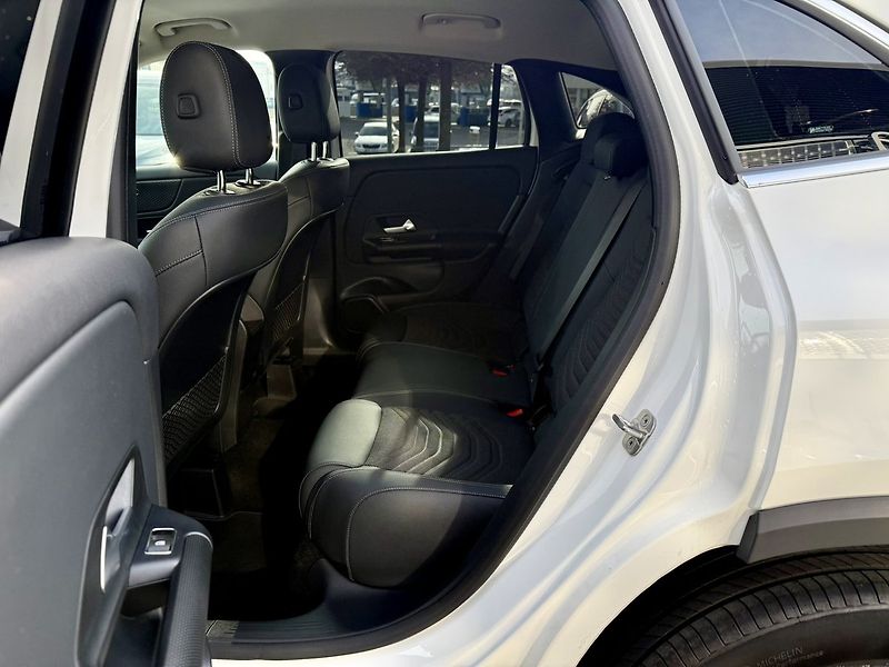 Mercedes-Benz GLA (2025) 220 4MATIC - fotka 13 z 40