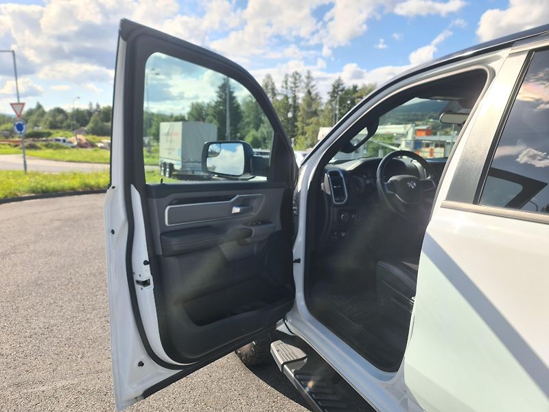 Dodge RAM 1500 (2022) 5.7 HEMI 4x4 BIGHORN LPG - fotka 36 z 67