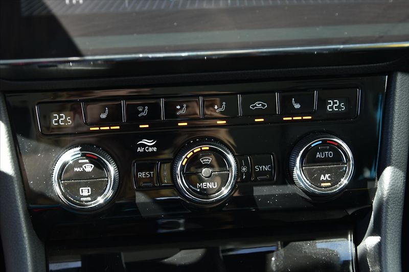 Škoda Superb 2.0 TDI 140kW DSG STYLE ČR - fotka 21 z 32
