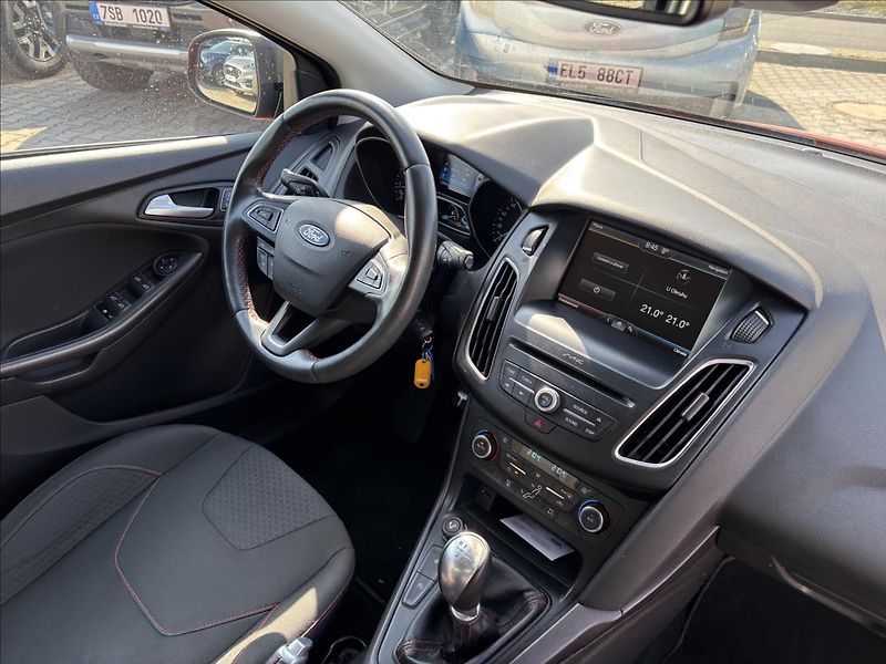 Ford Focus 1,5 Race Red 110 kW - fotka 17 z 32