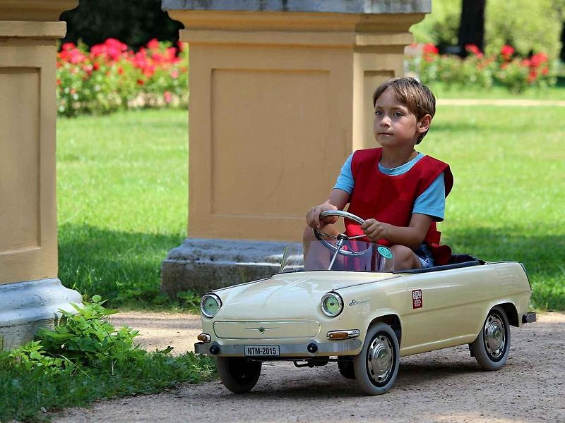 Šlapací autíčko. V minulosti a snad i v současnosti sen každého malého kluka.