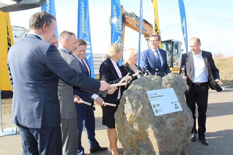 U Bošova byla v pondělí slavnostně zahájena výstavba D6 mezi Bošovem a Knínicemi.