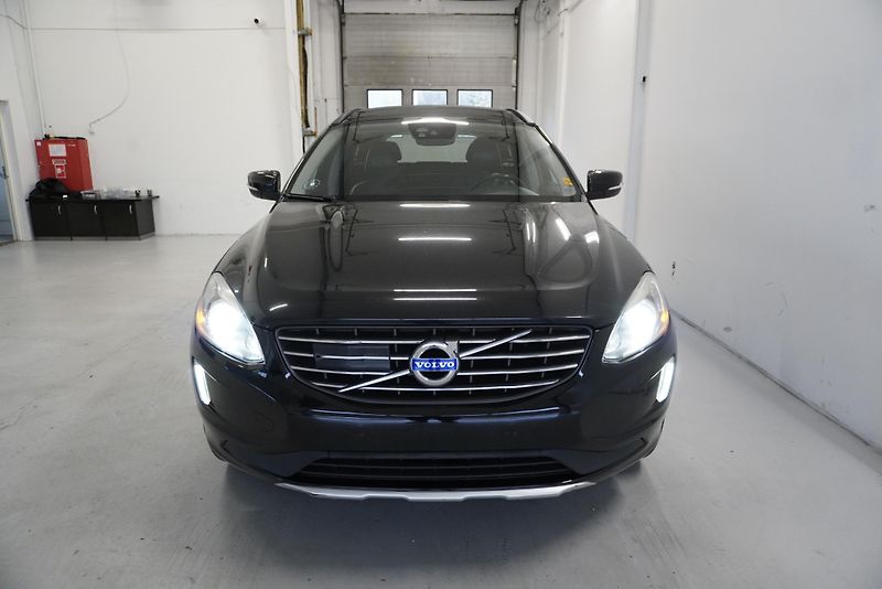 Volvo XC60 2,4 D5 AWD AUTOMAT - fotka 2 z 38