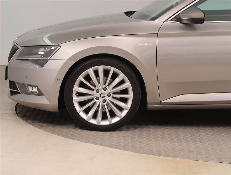 Škoda Superb (2017) Laurin&Klement 2.0 TDI, 4X4 - fotka 15 z 18
