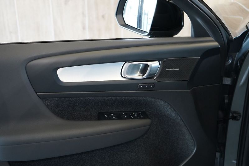 Volvo XC40 B4 PLUS Dark, 360°, LED Pixel - fotka 21 z 42