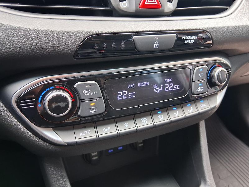 Hyundai i30 STYLE NAVI 1.4 T-GDi 103 kW - fotka 13 z 30