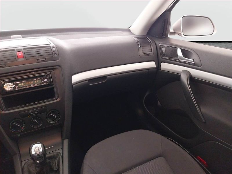 Škoda Octavia (2005) Ambiente 1.6, Serv.kniha - fotka 8 z 18