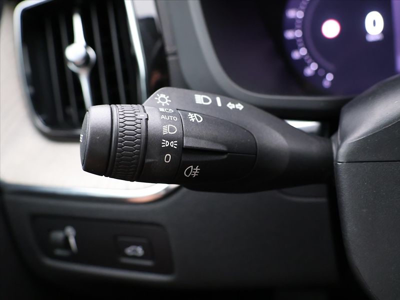 Volvo XC60 2,0 B4 AWD CZ Inscription DPH - fotka 19 z 33