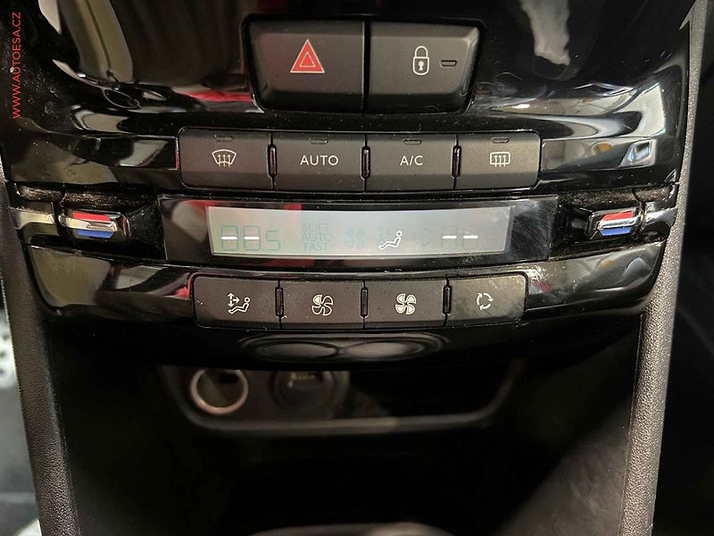 Peugeot 2008 (2019) 1.2 PT, Crossway, navi, panor - fotka 15 z 16