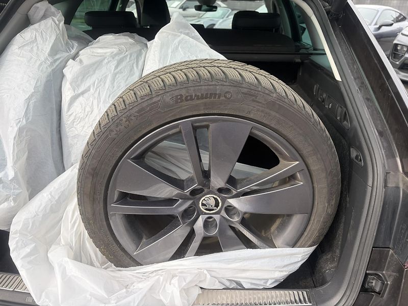 Škoda Superb 2.0TDi Scout DSG 140kW 4x4 - fotka 13 z 21