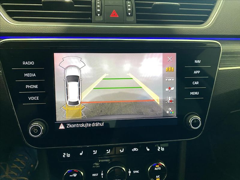 Škoda Superb 2,0 TDI 110kW Style Combi DSG - fotka 15 z 29