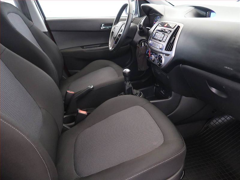 Hyundai i20 (2014) 1.2, Serv.kniha, Tempomat - fotka 9 z 14