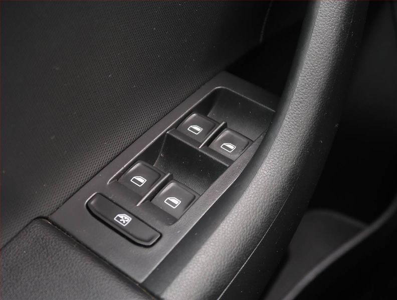 Škoda Rapid (2014) Spaceback 1.2 TSI, ČR,1.maj - fotka 15 z 19