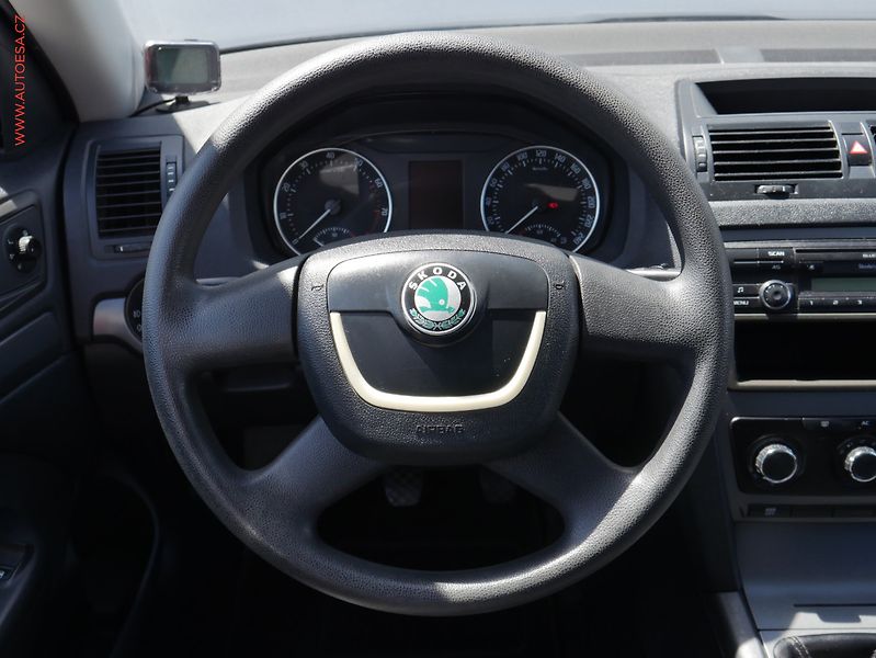 Škoda Octavia (2009) 1.6MPi, 1.maj,ČR, AC, park - fotka 11 z 15