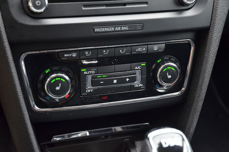 Škoda Superb (2015) 2.0 TDi DSG 4x4 WEBASTO /TAŽNÉ - fotka 33 z 38