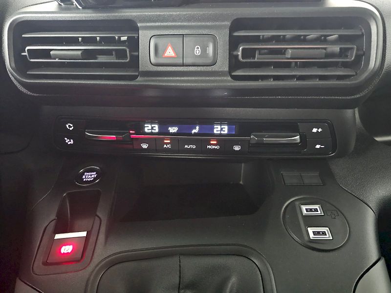 Toyota ProAce City Verso (2025) 1.2T 110k Short Family L1 - fotka 21 z 28