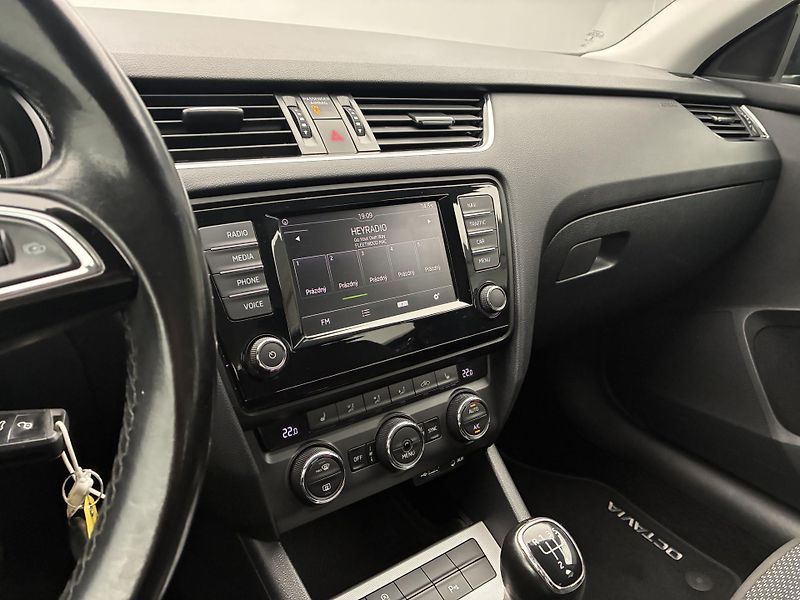 Škoda Octavia 1,6 TDI 81kW Aut.klima Tempo - fotka 17 z 27