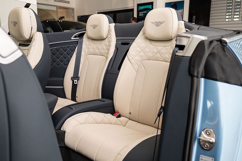 Bentley Continental GTC V8 Mulliner - fotka 9 z 24