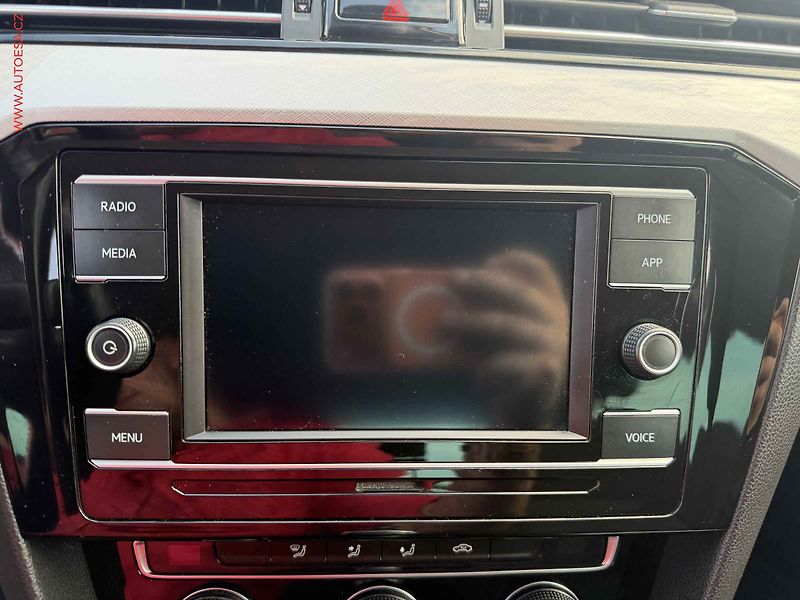 Volkswagen Passat (2019) 1.5 TSi, ČR, AC, tempo, park - fotka 14 z 18