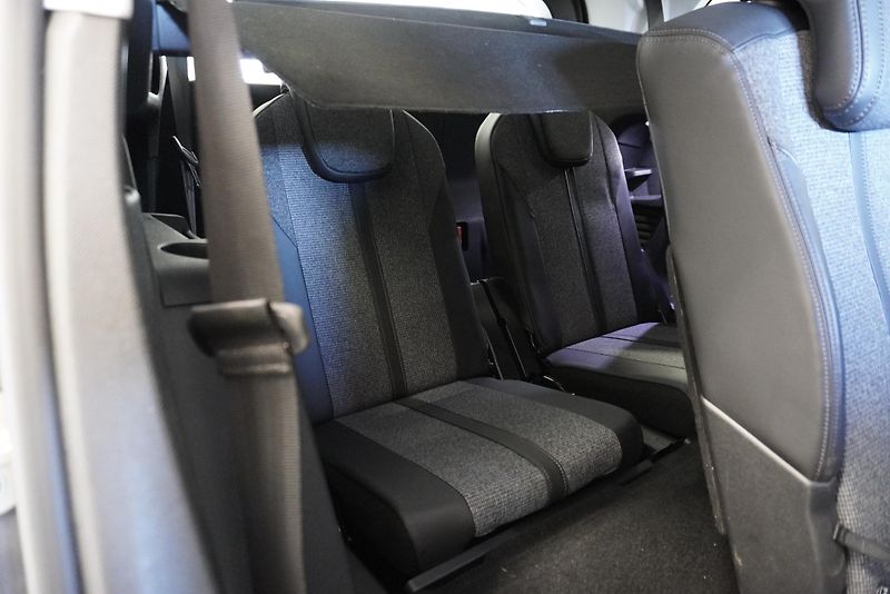 Peugeot 5008 1.6 E-THP ALLURE AUT. - fotka 26 z 32