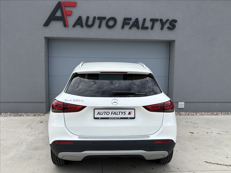 Mercedes-Benz GLA 250 e EQ Plug- in Hybrid - fotka 7 z 33
