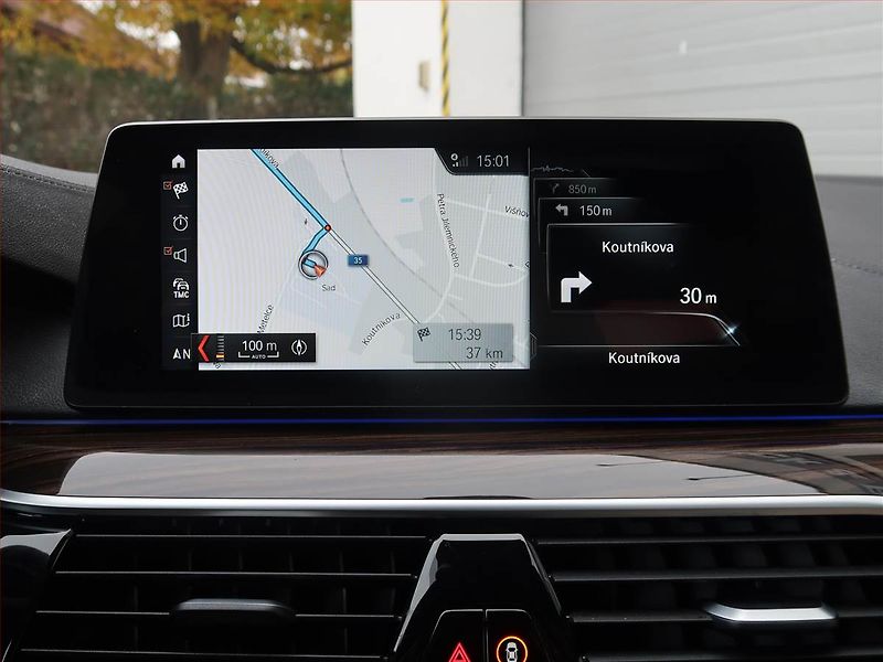 BMW Řada 5 (2018) Luxury Line 530i xDrive - fotka 16 z 25