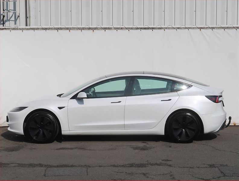 Tesla Model 3 (2024) Standard Range 60kWh - fotka 3 z 25