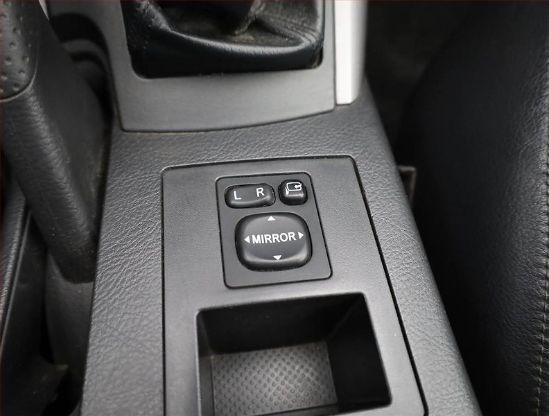 Toyota RAV4 (2006) 2.2 D-CAT, 4X4, Navi - fotka 13 z 20