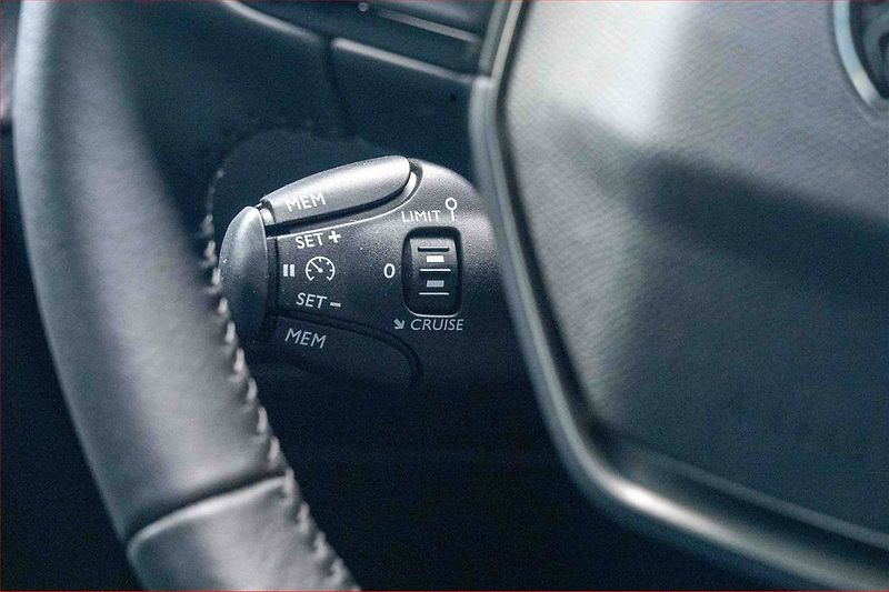 Peugeot 2008 (2025) Allure 1.2 PureTech - fotka 17 z 18