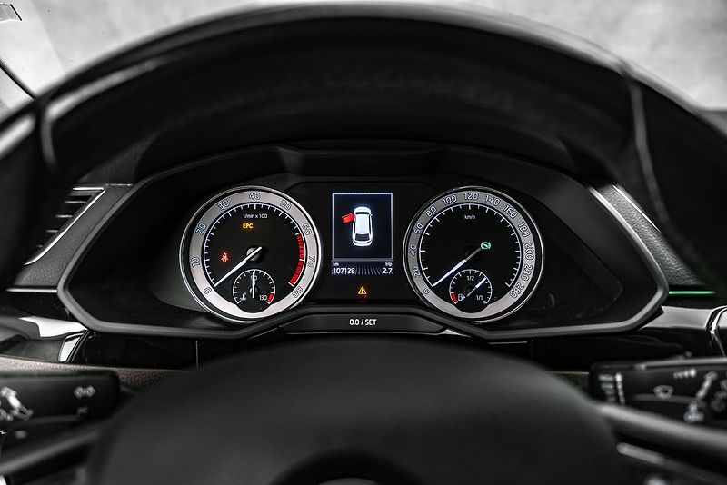 Škoda Superb Combi 2,0TSI L&K 4x4 DSG - fotka 24 z 26
