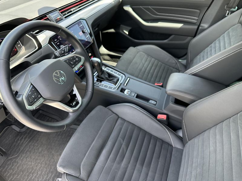 Volkswagen Passat Variant 2.0 TDI DSG R-Line 4Motion - fotka 9 z 34